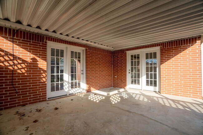 Building Photo - 3 bed 2 Bath townhome in a great location