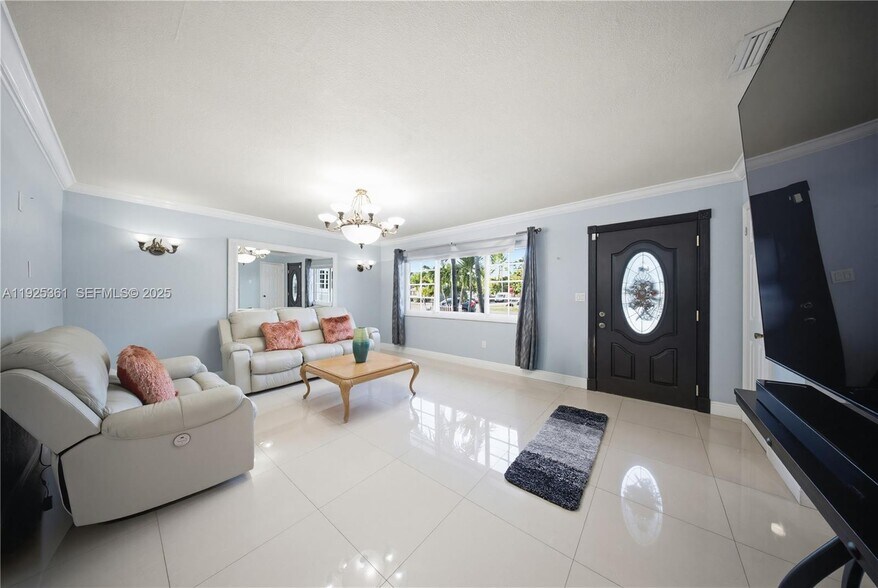 Building Photo - 300 NE 175th St