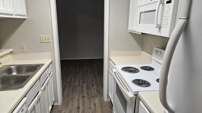 Kitchen - 1202 Thorpe Ln