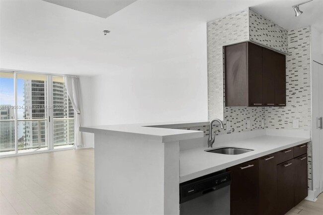 Building Photo - 1155 Brickell Bay Dr