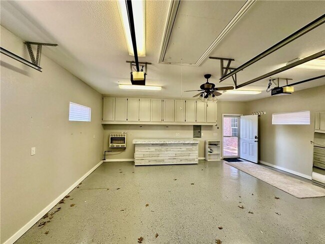 Building Photo - Prime Location 4 Bedroom 3 1/2 bath 2 garages!