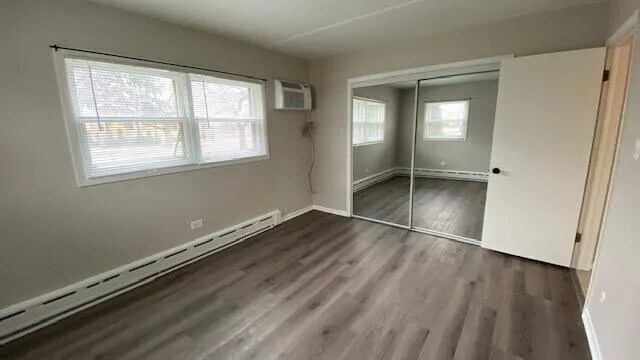 The Ex, Large Master Bedroom W/ A Huge Closet That Takes Up The Entire Wall - 2 N Broadway Ave