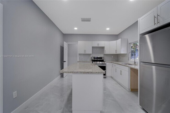 Building Photo - 1114 SW 13th Ct
