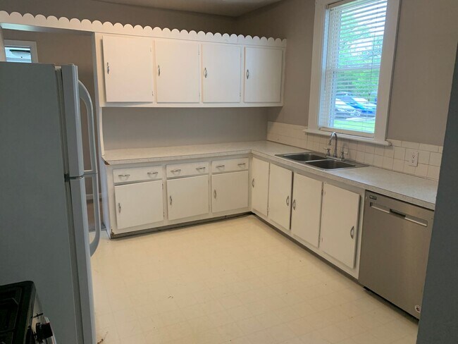 Building Photo - A spacious and quiet 3 bedroom home in Old...