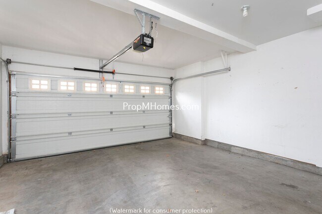 Building Photo - Wonderful Three Bedroom Plus Office In Bea...