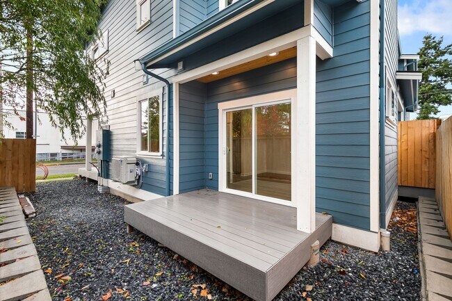 Building Photo - Halleck Townhomes Triplex