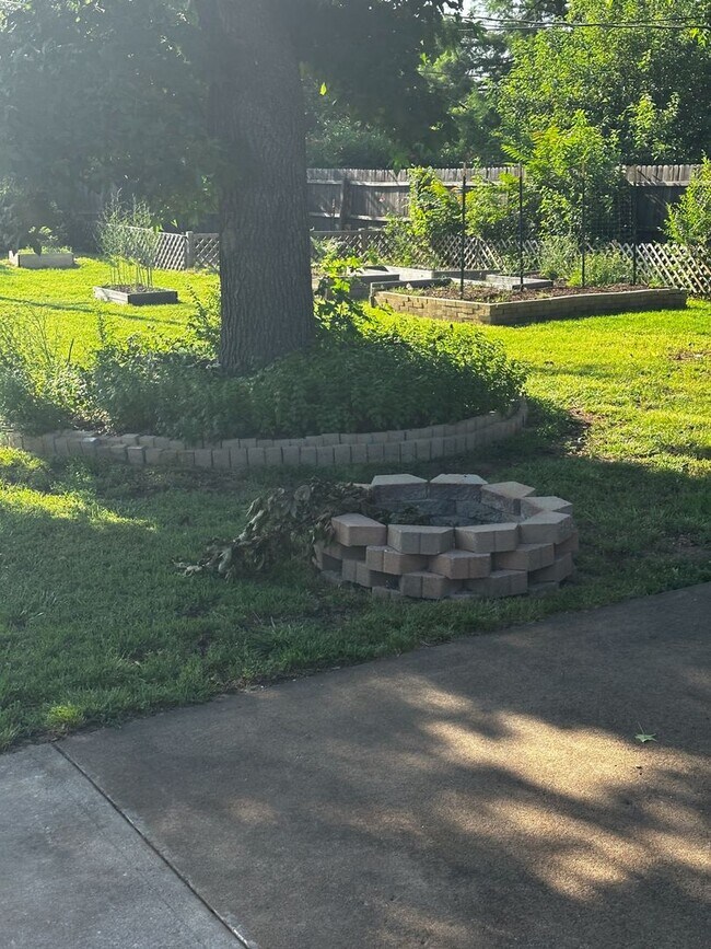 Building Photo - 5020 Memory Ln