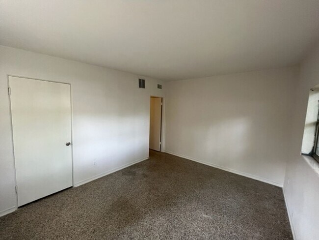 Building Photo - 2 Bedroom, 1 Bathroom Renovated Half Duple...