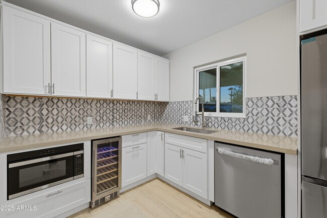 Building Photo - 1630 E Catalina Dr