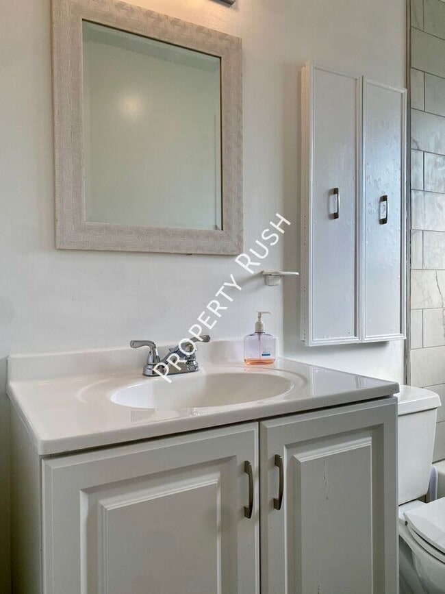 Building Photo - 922 Delores Dr