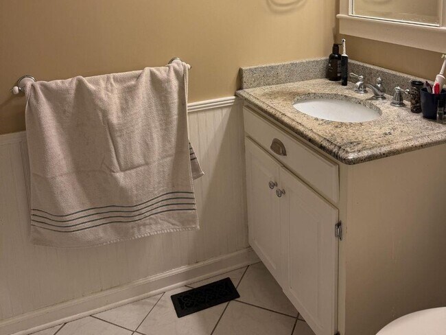 Building Photo - 1733 Ellenwood Dr NE