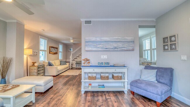 Building Photo - 120 N Newport Ave