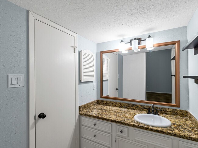 Building Photo - 2568 Bering Dr