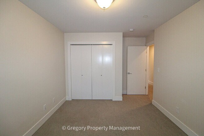 Building Photo - Newer Luxury 4 Bed 3 Bath 2 Car Garage Townhouse in Desirable Downtown Bothell Location. Walk to ...