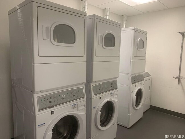 Building Photo - 338 Main St