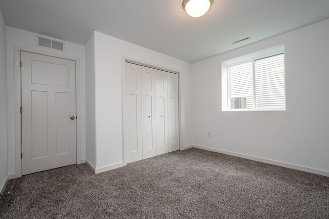 Building Photo - 4 bed 3 bath East side Iowa city!