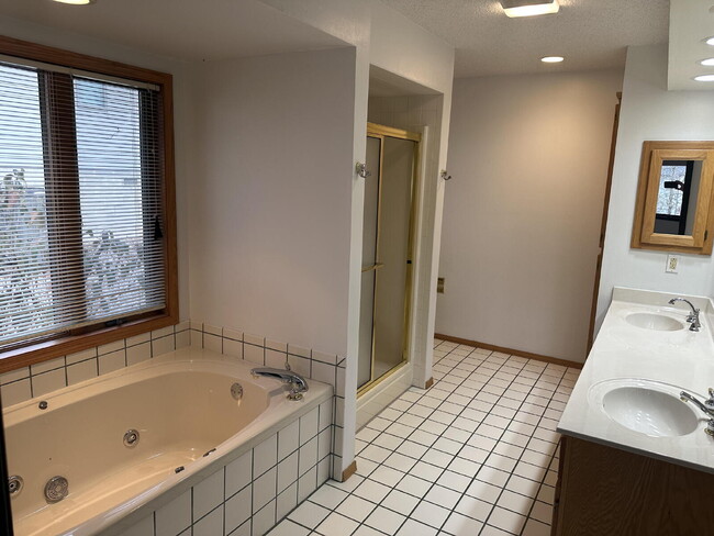 Building Photo - 4 Lois Ln