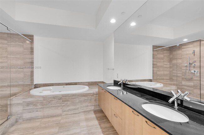 Building Photo - 15811 Collins Ave