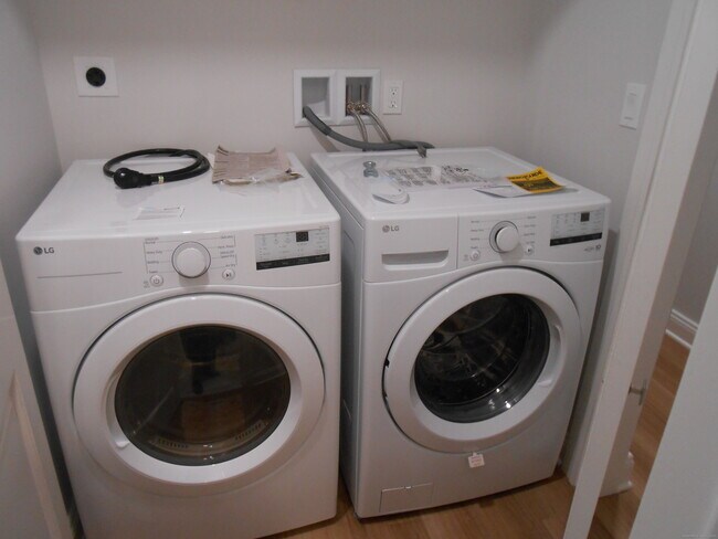 Building Photo - 50 Greenhouse Rd