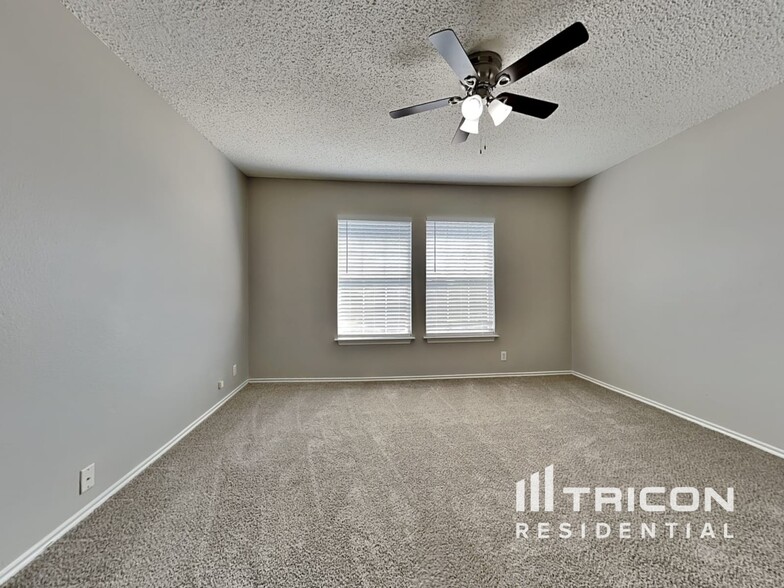 Building Photo - 931 Whispering Hollow Dr