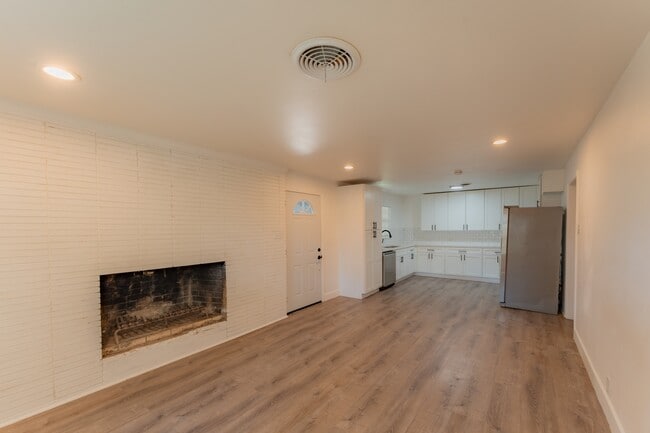 Building Photo - 1103 N Grant Dr