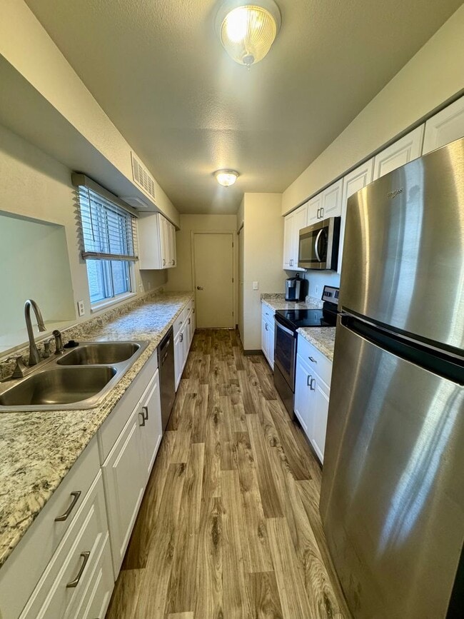 Building Photo - 2 Bedroom Townhome with Pool and Fitness Center/Centrally Located!!