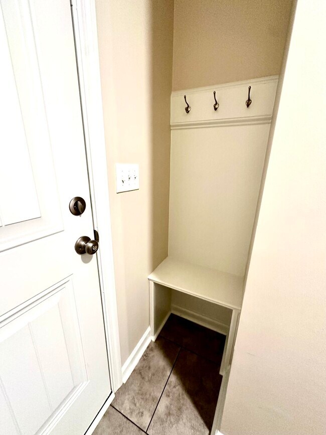 Building Photo - 822 Goodale Dr