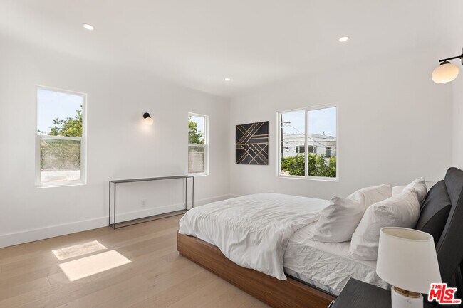 Building Photo - 545 N La Jolla Ave