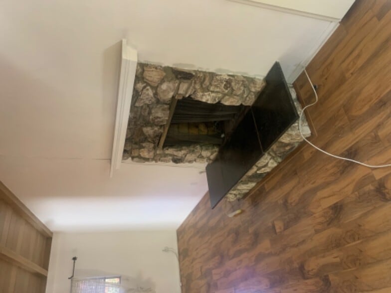 Primary Photo - 18332 Superior St