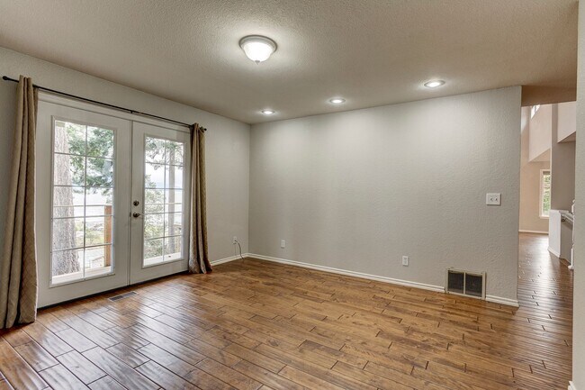 Building Photo - 3 Bed 2.5 Bath Home with a View!