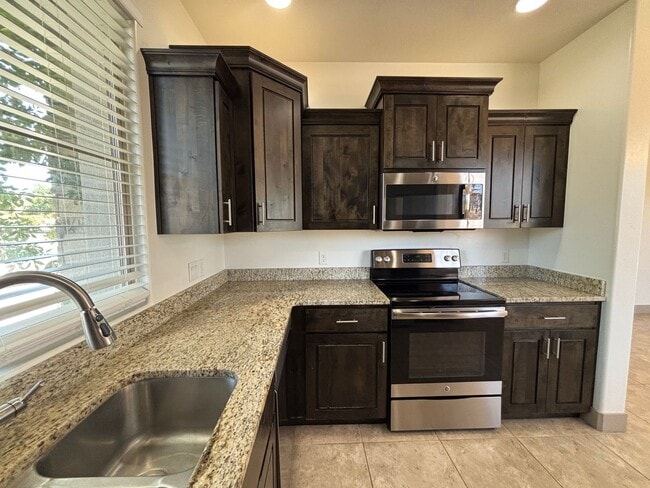 Building Photo - SPACIOUS HOME FOR RENT!