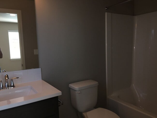 Building Photo - 3 Bedroom / 2 Bathroom Cottage in Redmond ...