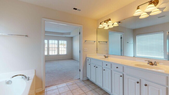 Building Photo - Beautiful 4 Bedroom Home in the vibrant city of Raleigh!