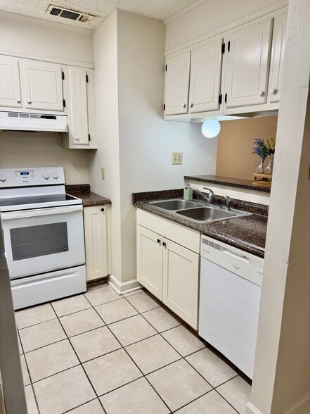 Building Photo - 14722 Hooper Rd