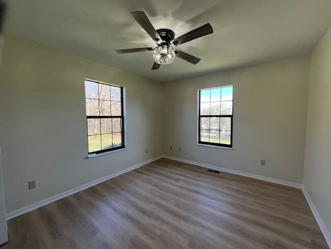 Building Photo - Move In Ready!!