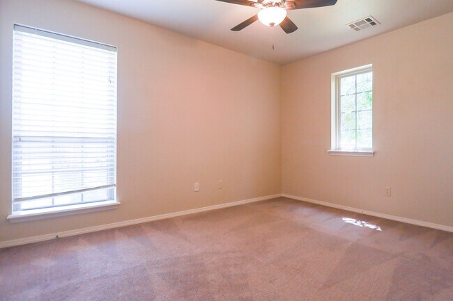 Building Photo - Spacious 4 bedroom 3 bathroom home In Sand Springs