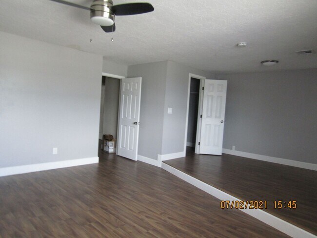 Building Photo - MACARTHUR AREA!! PETS NEGOTIABLE WITH OWNE...