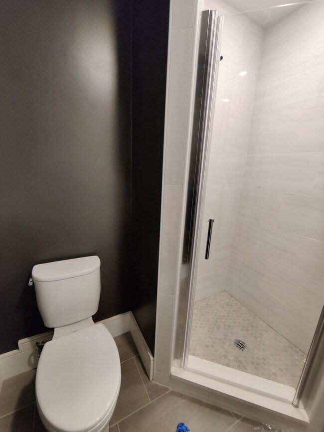 Building Photo - 3 bed 2 Bath on Washington Sq. Central Heat/AC, In-Unit Washer and Dryer, Steps from the T Stop