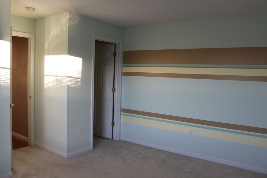 Second bedroom with walk in closet - 5628 Harbourwatch Way