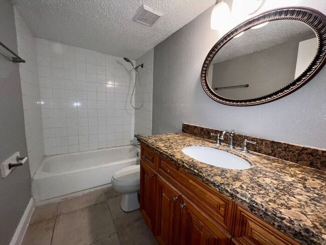 Building Photo - Spacious 3 Bed / 2 Bath Condo in Millenniu...