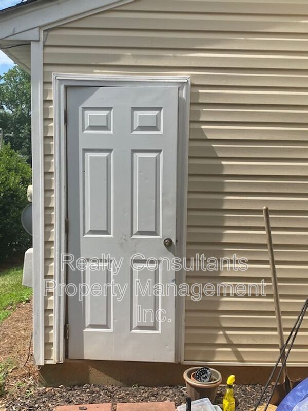 Building Photo - 96 Tannenbaum Cir