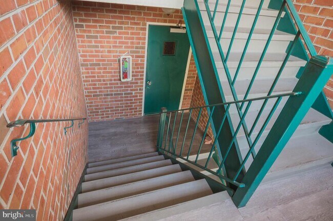 Building Photo - 803 College Ln