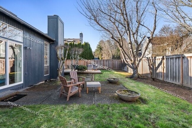 Building Photo - Elegant One-Level Lake Oswego Home with Vaulted Great Room & Garden Patio