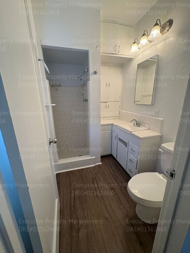 Building Photo - 1 bedroom/ 1 bathroom home with modern ame...