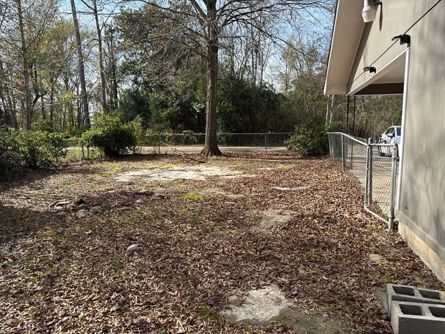 Building Photo - Country and City Side Home