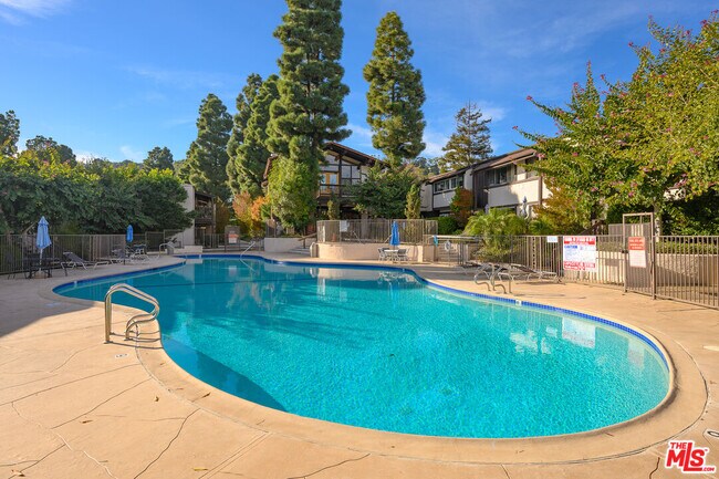 Building Photo - 348 Miraleste Dr