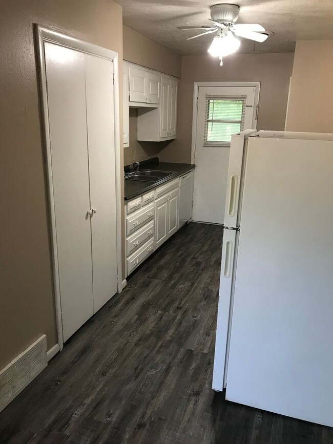 Building Photo - 310-314 E Lindsey St