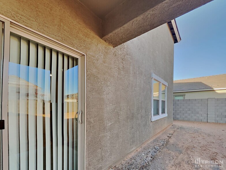Building Photo - 36003 W Santa Monica Ave