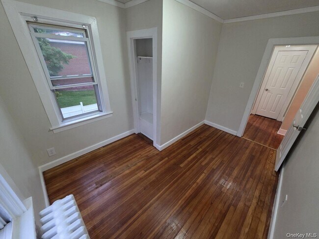 Building Photo - 98 Bushey Ave