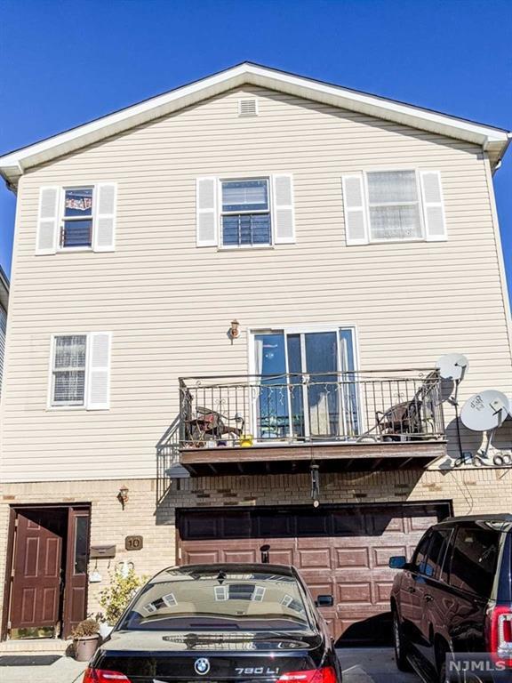 Building Photo - 10 Elm Ct